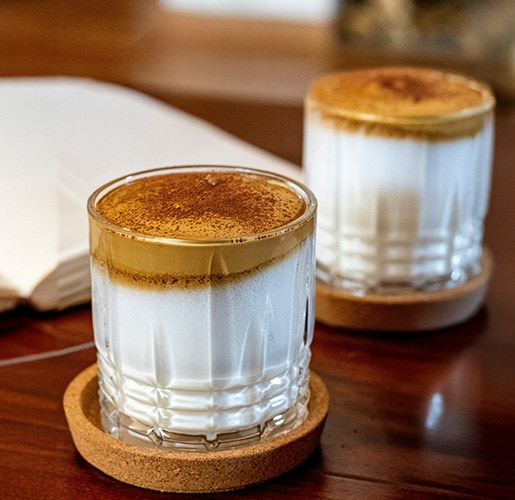une tasse de café au lait