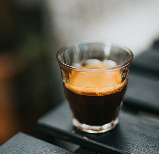 verre avec du café sur une table