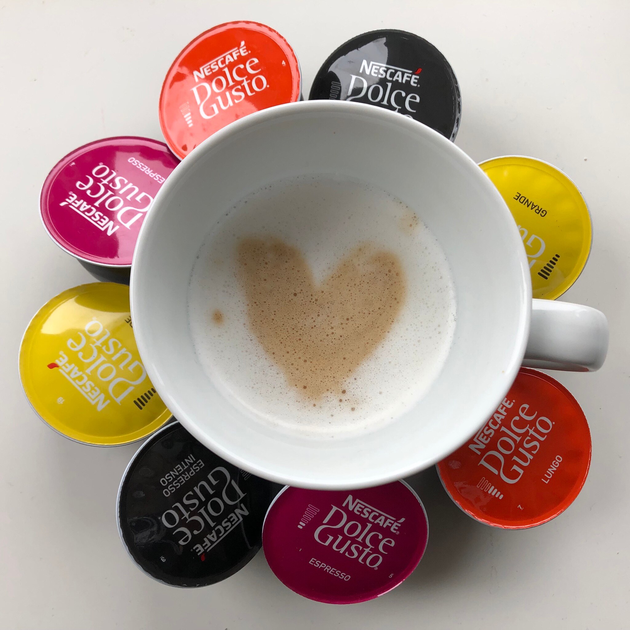 Tasse cœur et capsules NESCAFÉ Dolce Gusto