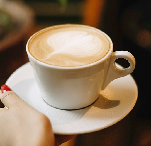 une tasse de café au lait