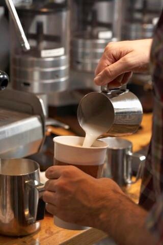 Elaboration d’un café gourmand dans un coffee shop