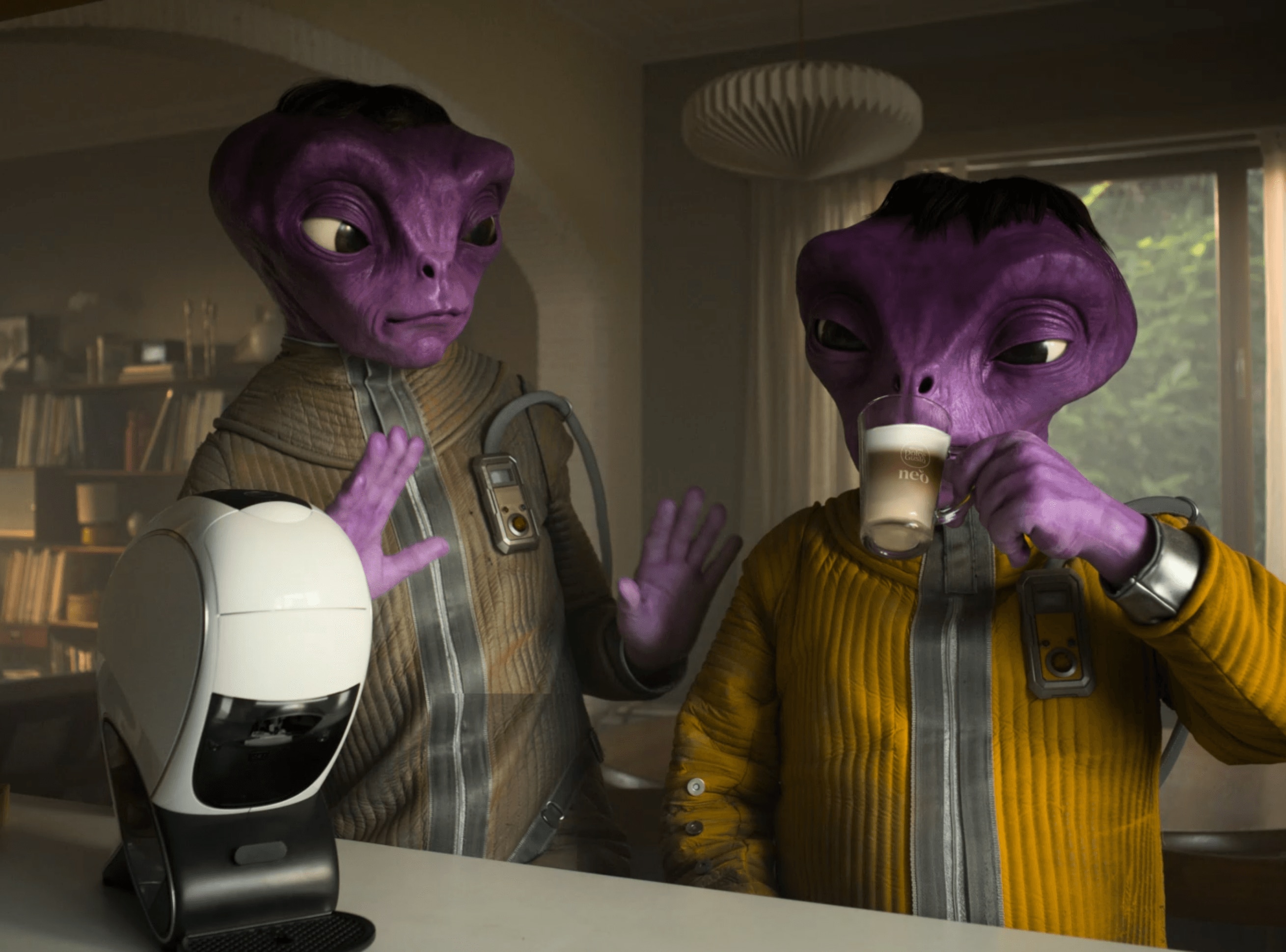 2 extraterrestres buvant du café