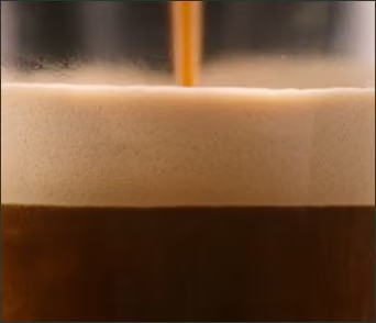 Gros plan d&rsquo;un caf&eacute; Starbucks&reg; en cours de pr&eacute;paration.
