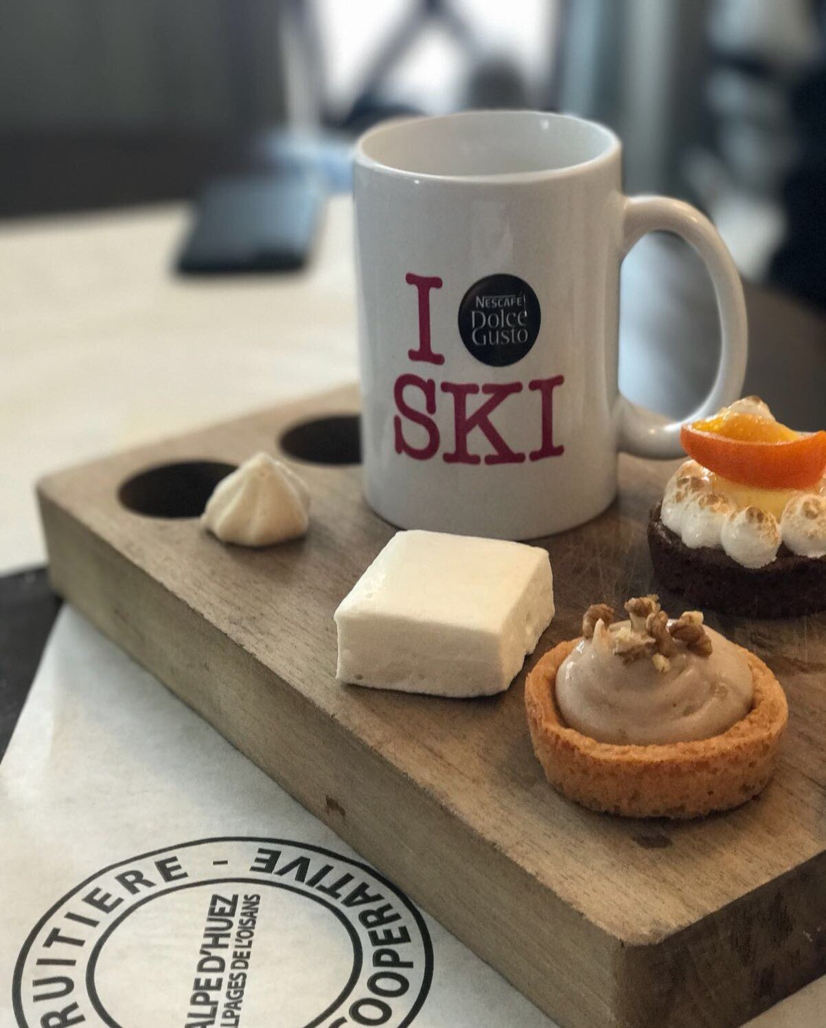 Mug de café Dolce Gusto accompagné de petits gâteaux