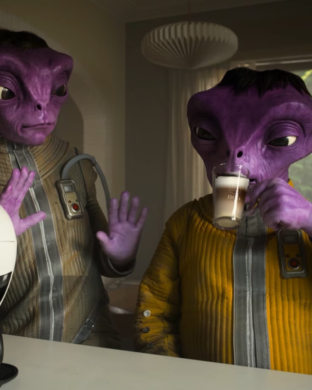 Vidéo d’extraterrestres buvant du café ou choisissant des variétés, et extrait du café à l’aide d’une machine NEO Latte.