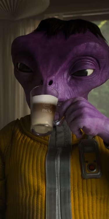 Miniature vidéo de la campagne NEO Latte montrant une machine NEO Latte et deux extraterrestres.