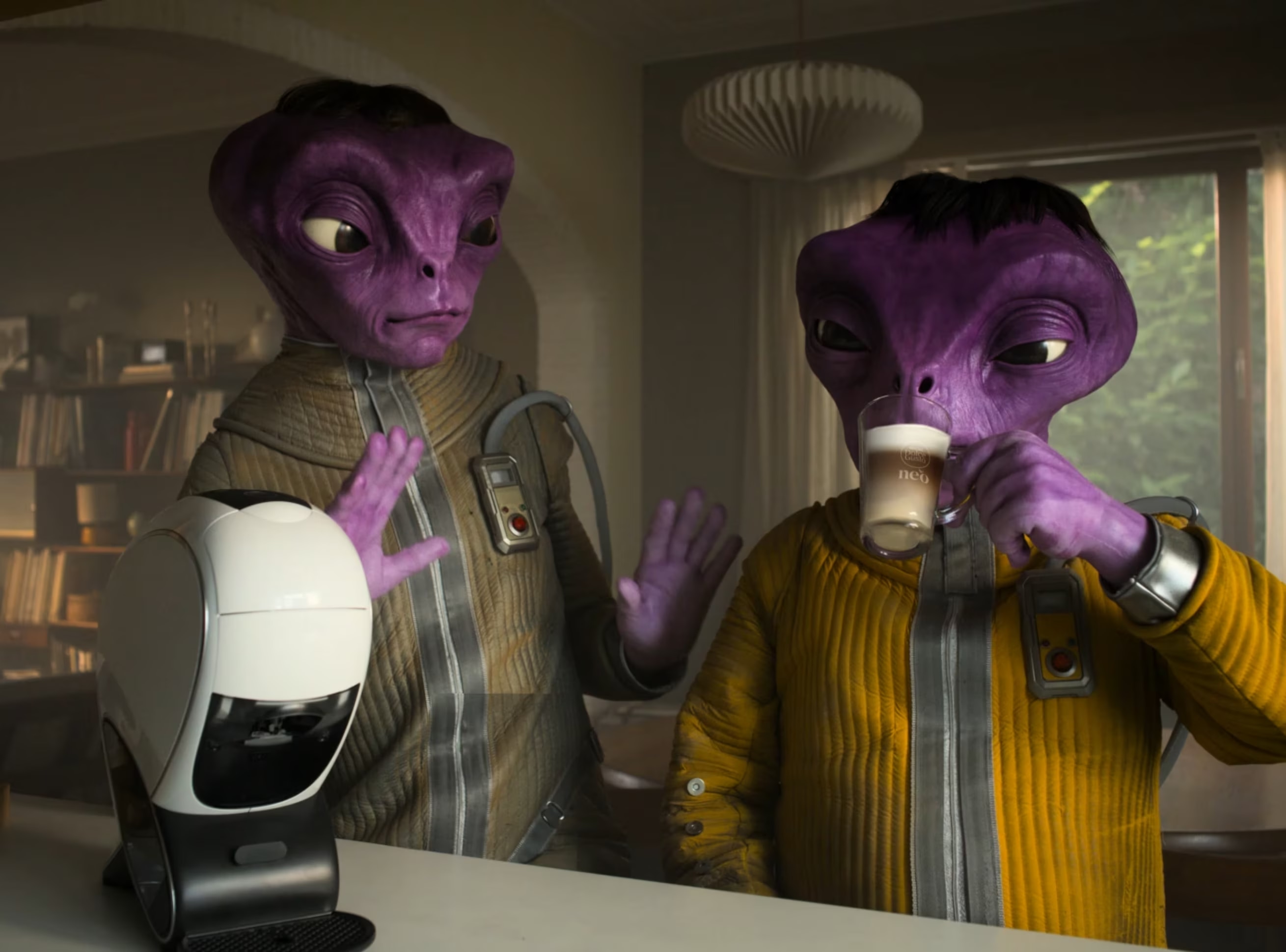 Miniature vidéo de la campagne NEO Latte montrant une machine NEO Latte et deux extraterrestres.