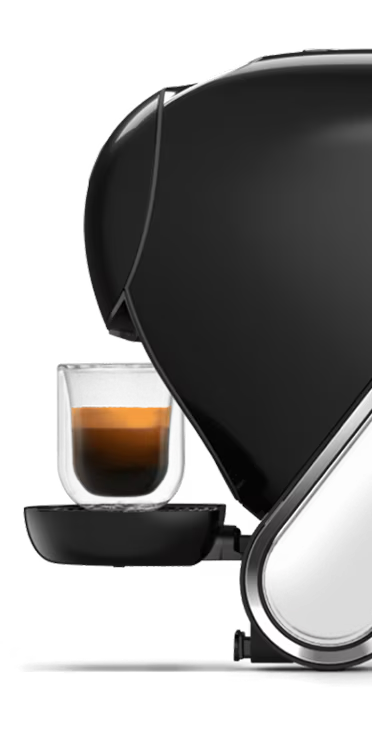 Un duel direct entre une machine à café NEO Latte blanche et une machine NEO Caffè noire. Un doigt d’extraterrestre flotte entre eux.