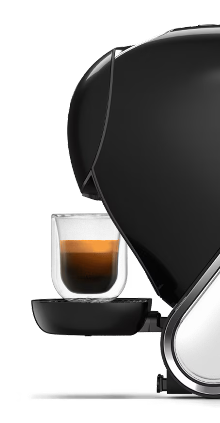 Un duel direct entre une machine à café NEO Latte blanche et une machine NEO Caffè noire. Un doigt d’extraterrestre flotte entre eux.