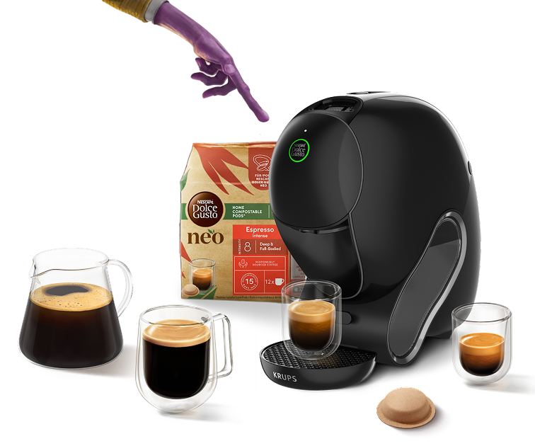 Doigt extraterrestre touchant la machine NEO Caff&egrave;. Des boissons, un pack NEO et une dosette entourent la machine.