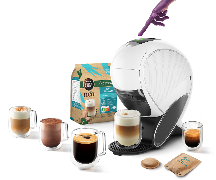 Un doigt extraterrestre touchant la machine NEO Latte. Des boissons, un paquet NEO, une capsule et un sachet entourent la machine.
