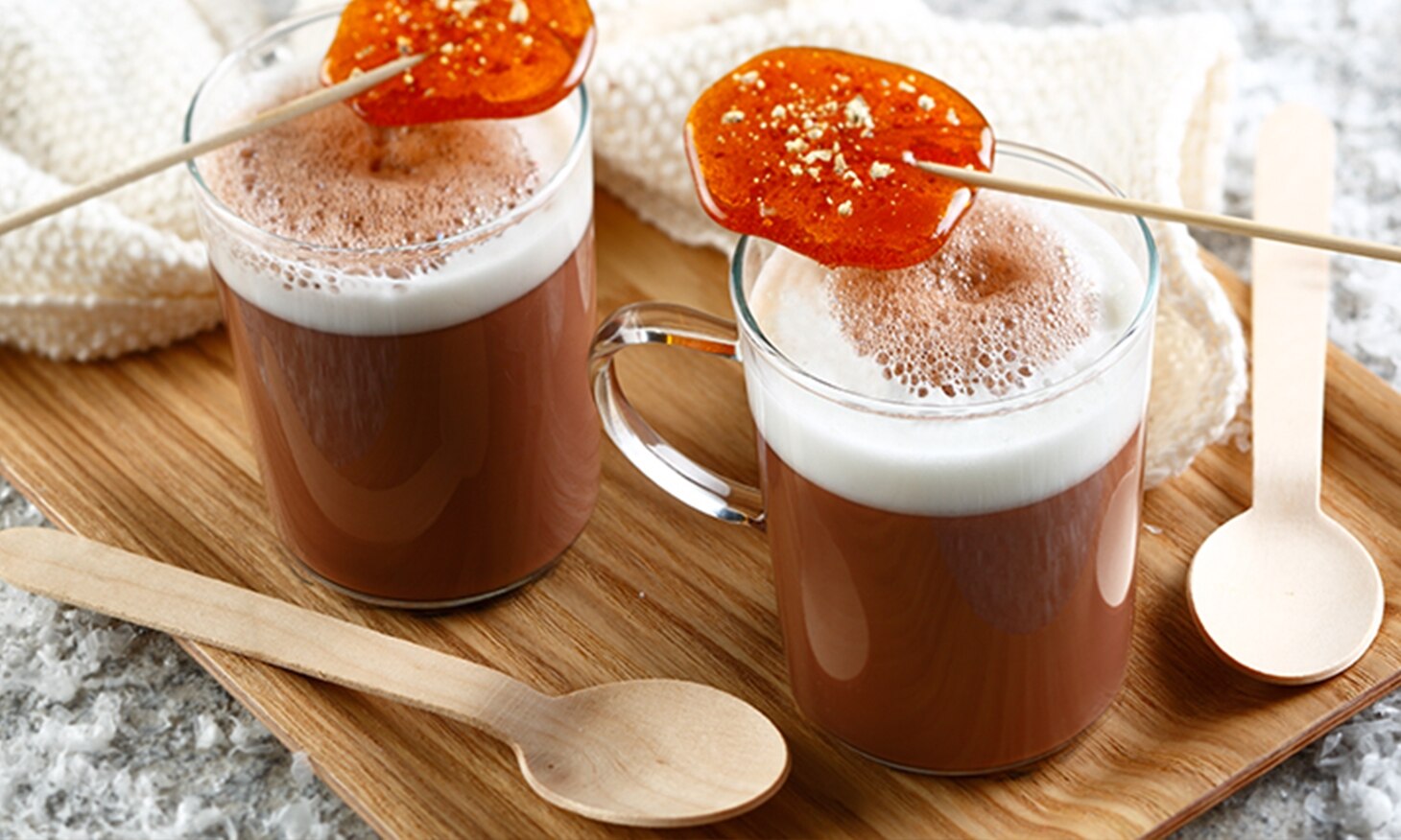 Recette chocolat CHOCOCINO® CARAMEL et sucette épicée NESCAFÉ® Dolce Gusto®