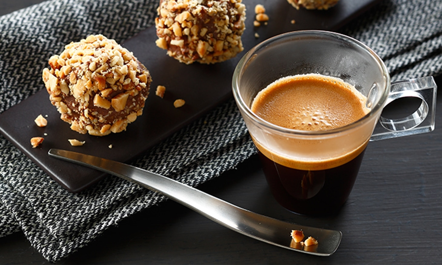 Recette café ESPRESSO intenso et ses truffes au chocolat NESCAFÉ® Dolce Gusto®