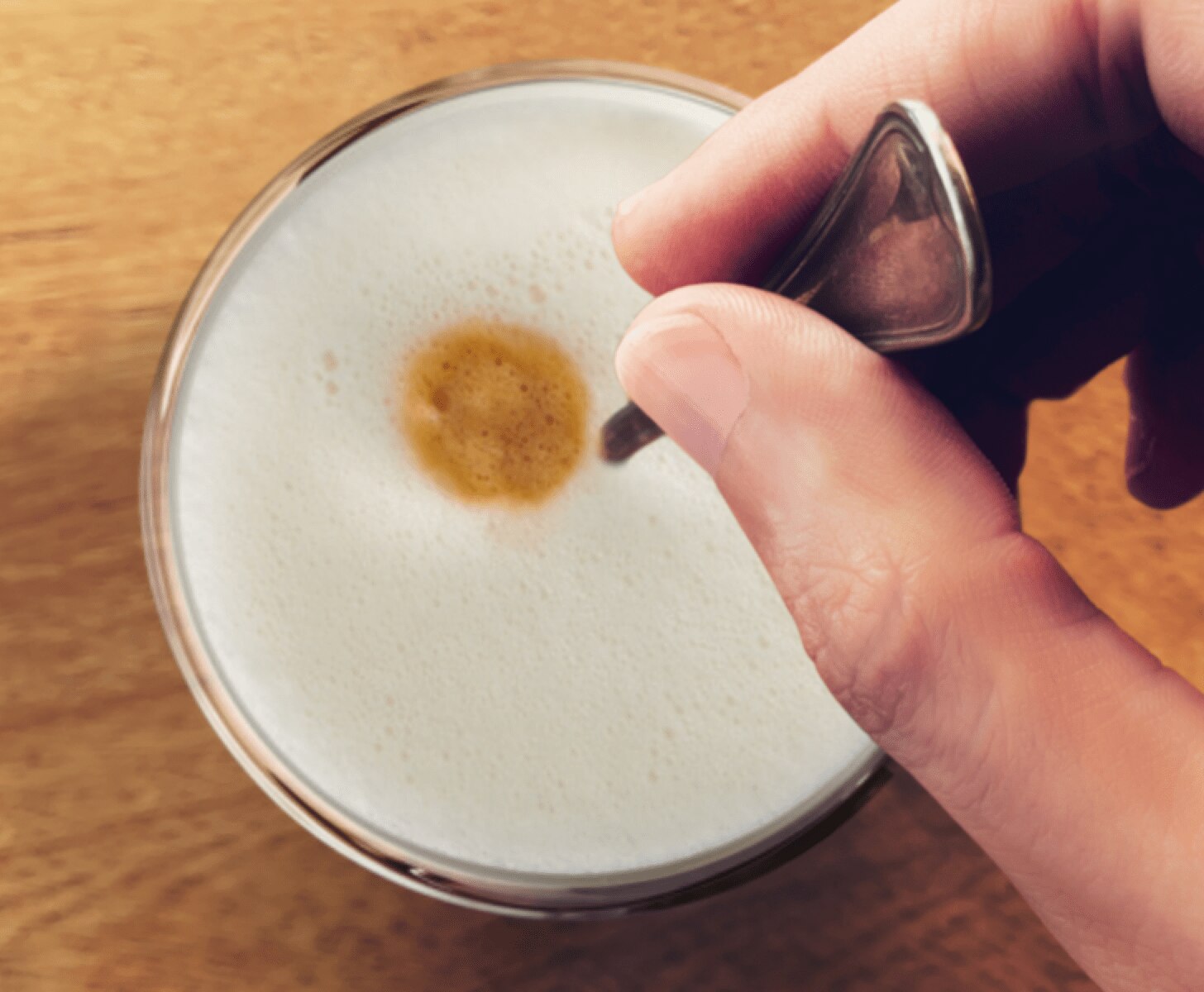 Tasse de café gourmand Latte Macchiato NESCAFÉ® Dolce Gusto® NEO pour un café gourmand et savoureux et une consommation responsable